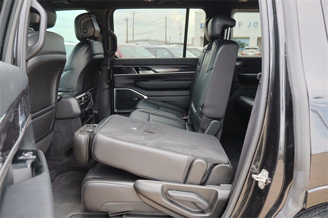 2023 Jeep Wagoneer Base