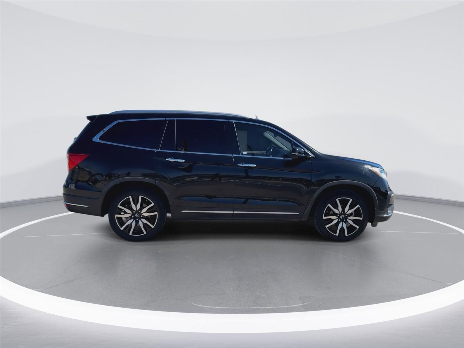 2020 Honda Pilot Touring w/Rear Captain's Chairs