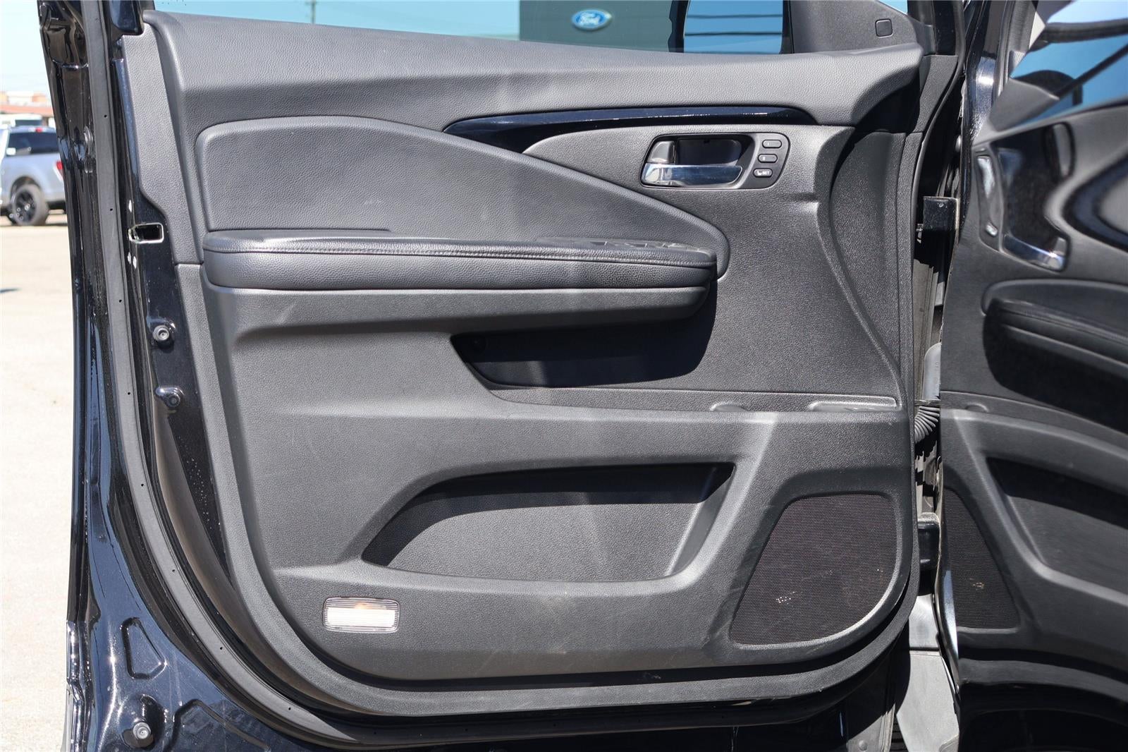 2020 Honda Pilot Touring w/Rear Captain's Chairs