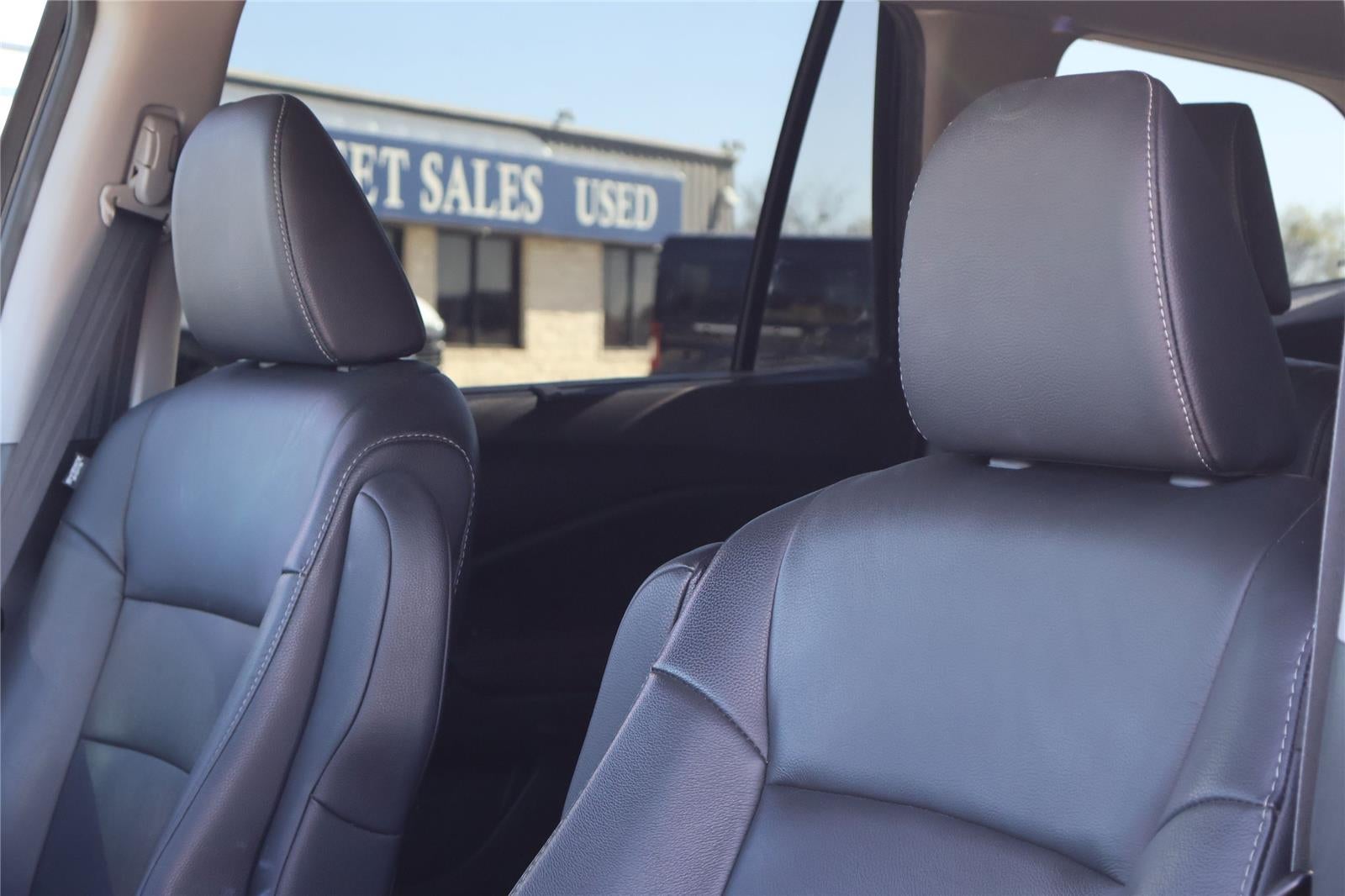 2020 Honda Pilot Touring w/Rear Captain's Chairs