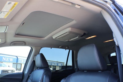 2020 Honda Pilot Touring w/Rear Captain's Chairs