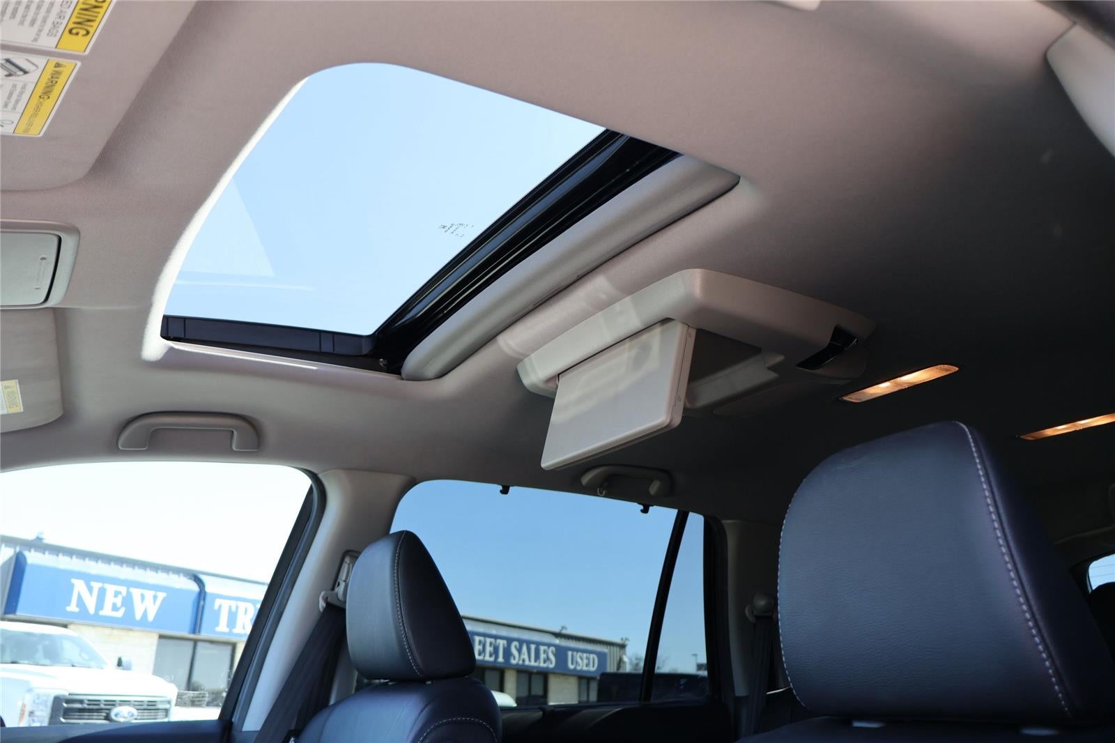 2020 Honda Pilot Touring w/Rear Captain's Chairs