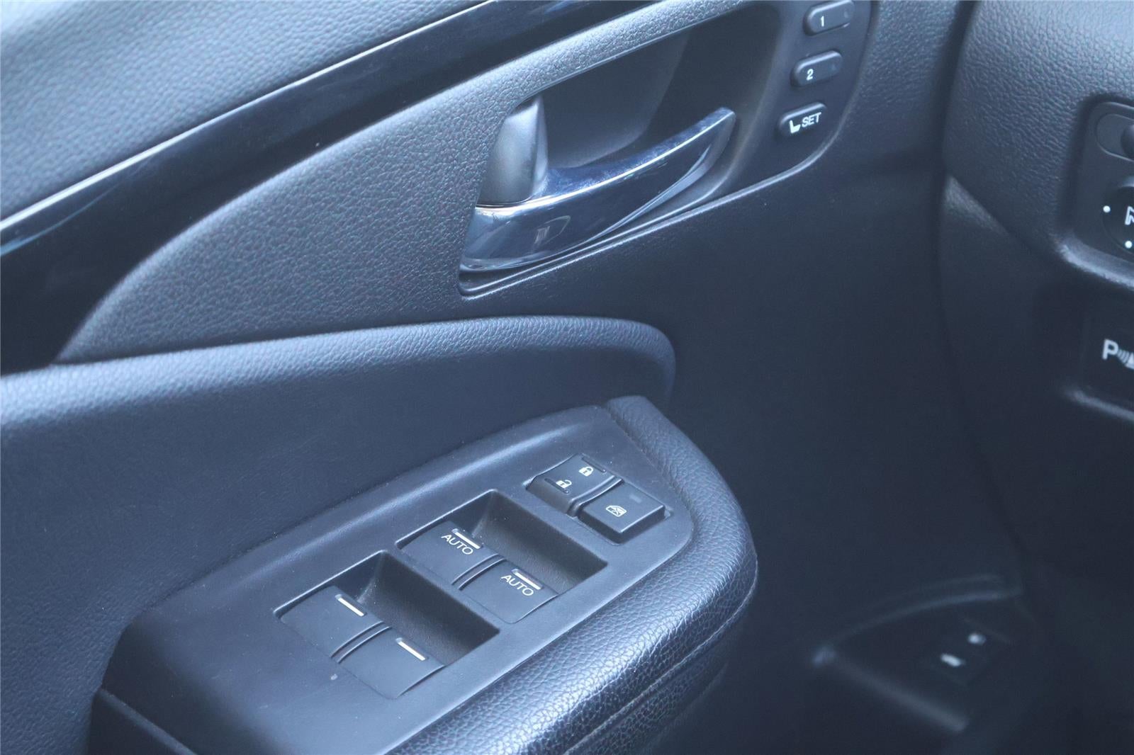 2020 Honda Pilot Touring w/Rear Captain's Chairs