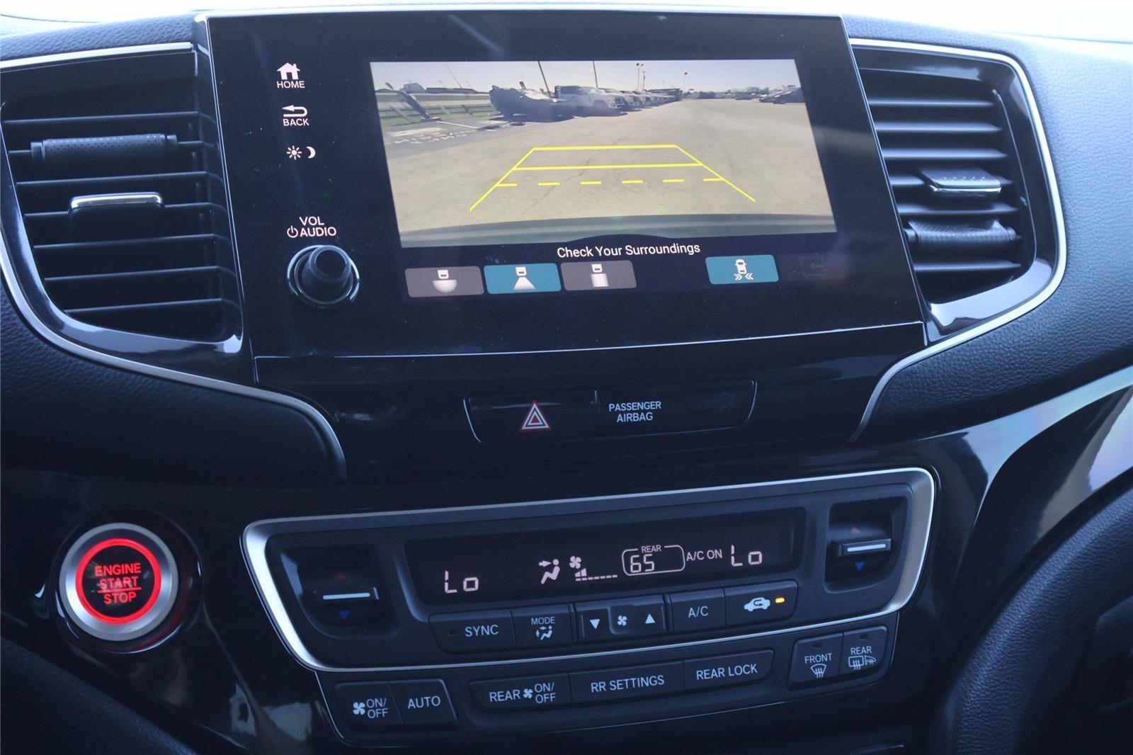 2020 Honda Pilot Touring w/Rear Captain's Chairs