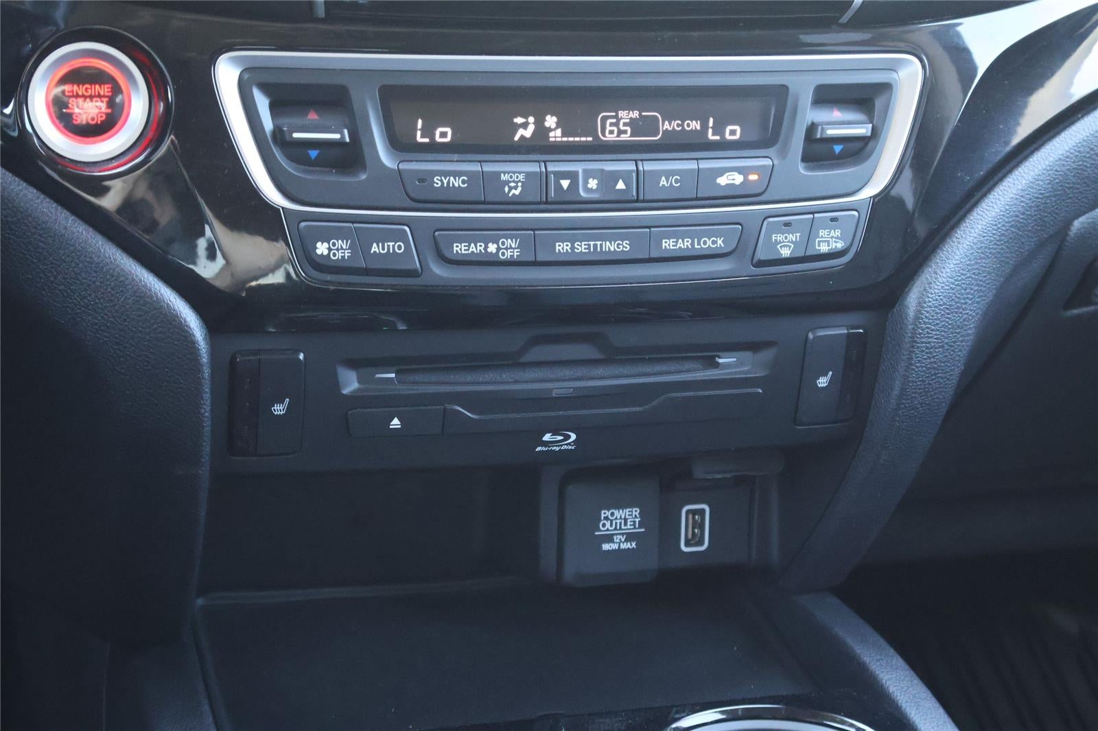 2020 Honda Pilot Touring w/Rear Captain's Chairs