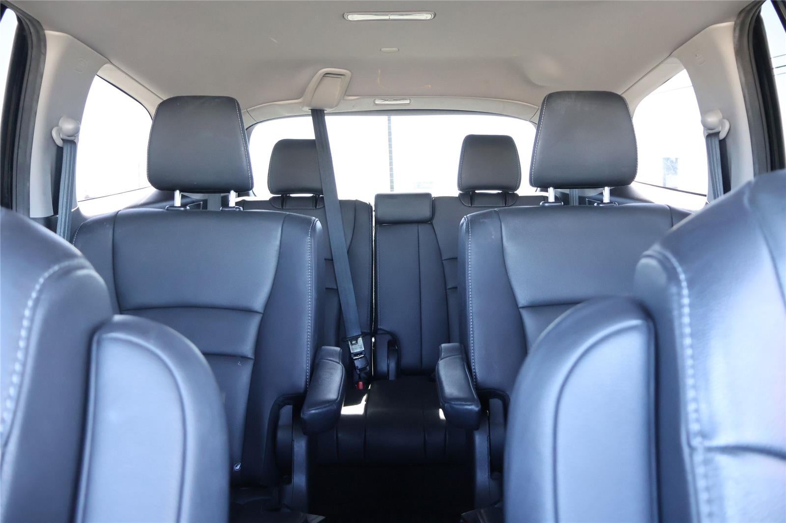 2020 Honda Pilot Touring w/Rear Captain's Chairs