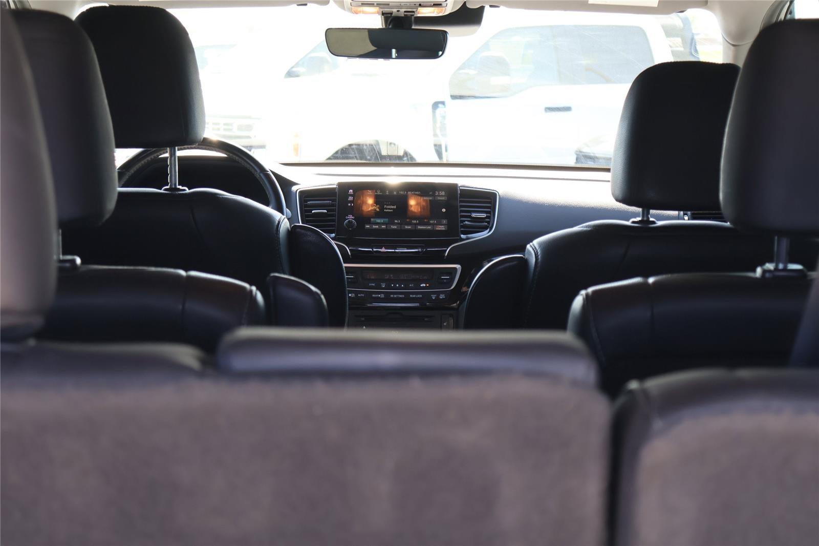 2020 Honda Pilot Touring w/Rear Captain's Chairs