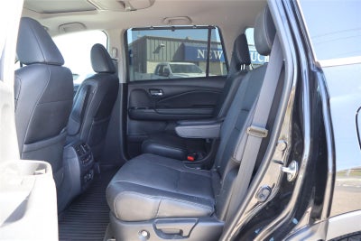 2020 Honda Pilot Touring w/Rear Captain's Chairs