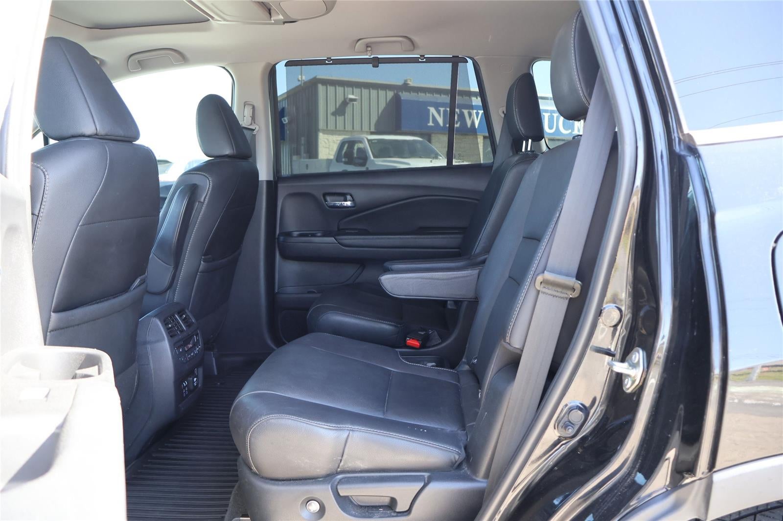 2020 Honda Pilot Touring w/Rear Captain's Chairs