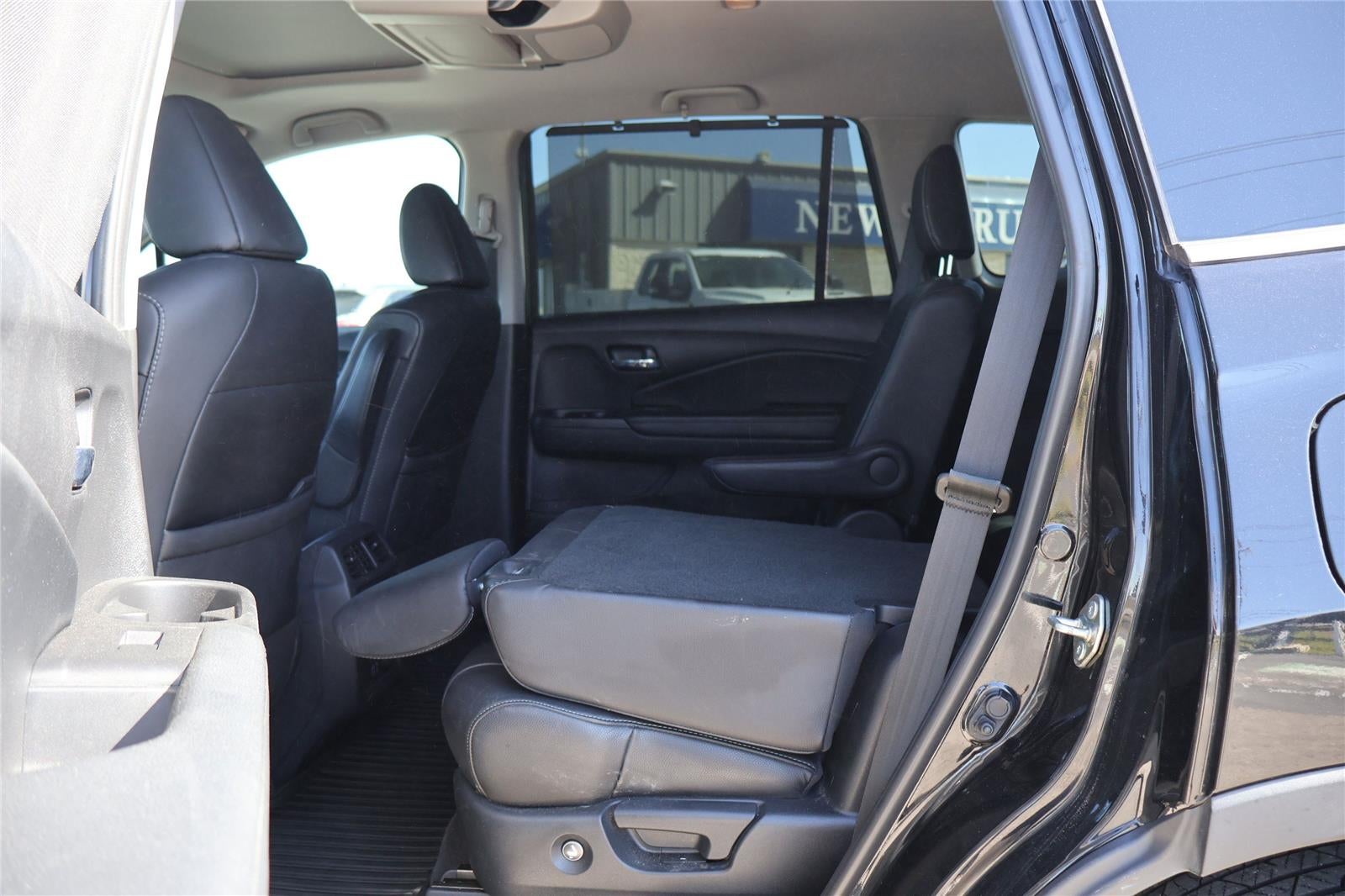 2020 Honda Pilot Touring w/Rear Captain's Chairs
