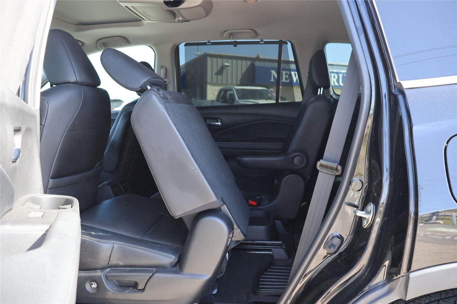 2020 Honda Pilot Touring w/Rear Captain's Chairs