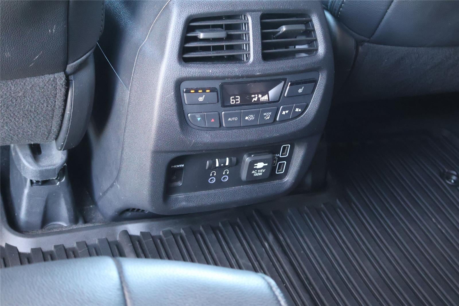 2020 Honda Pilot Touring w/Rear Captain's Chairs