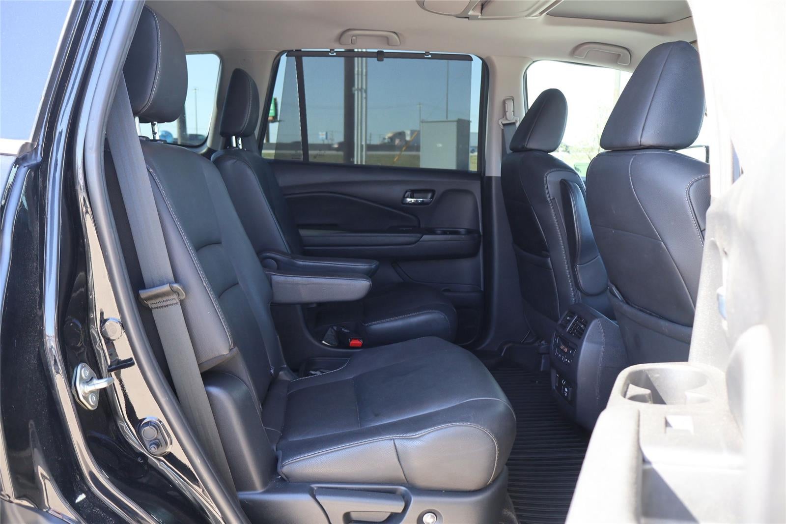 2020 Honda Pilot Touring w/Rear Captain's Chairs