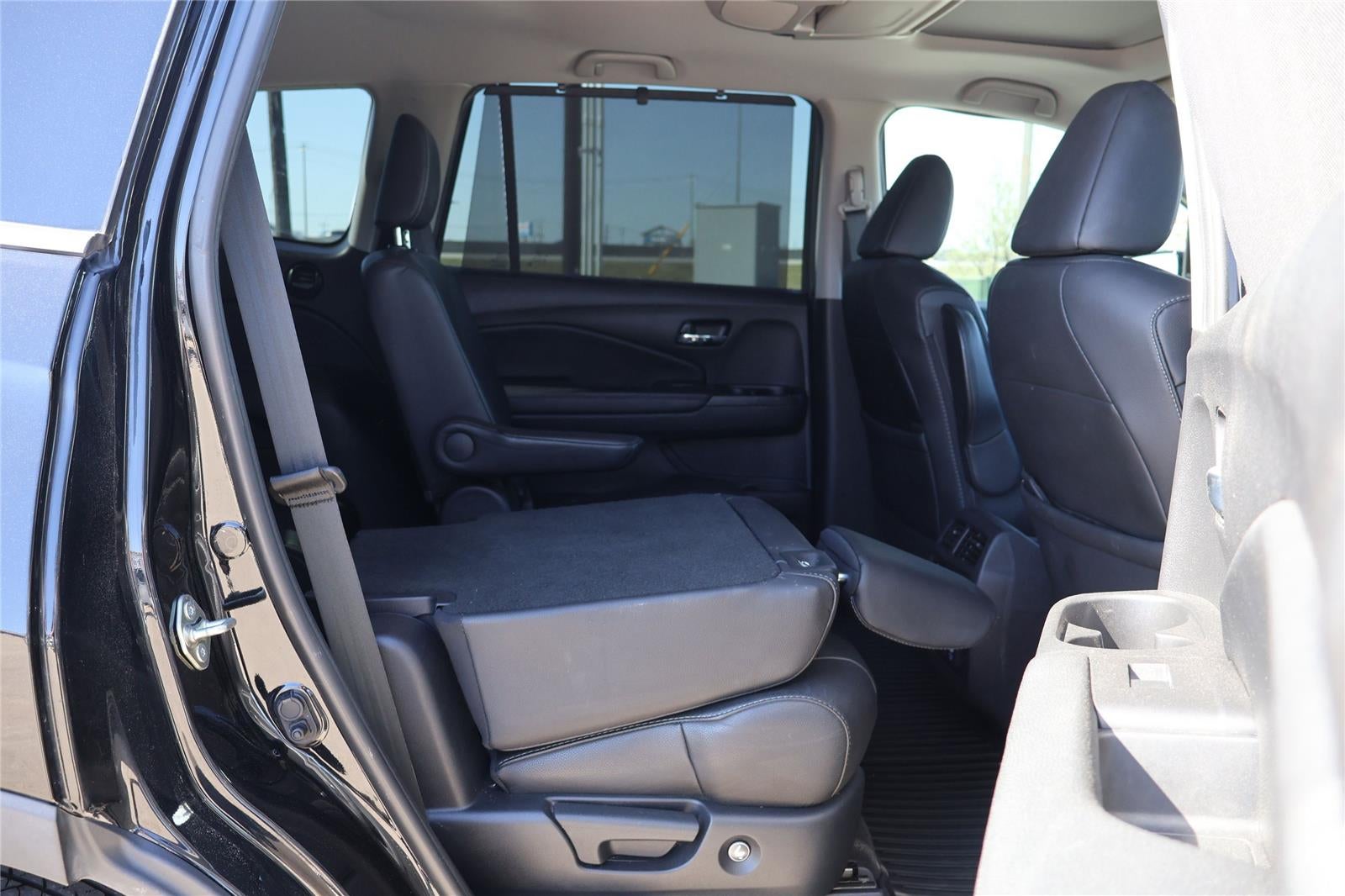 2020 Honda Pilot Touring w/Rear Captain's Chairs
