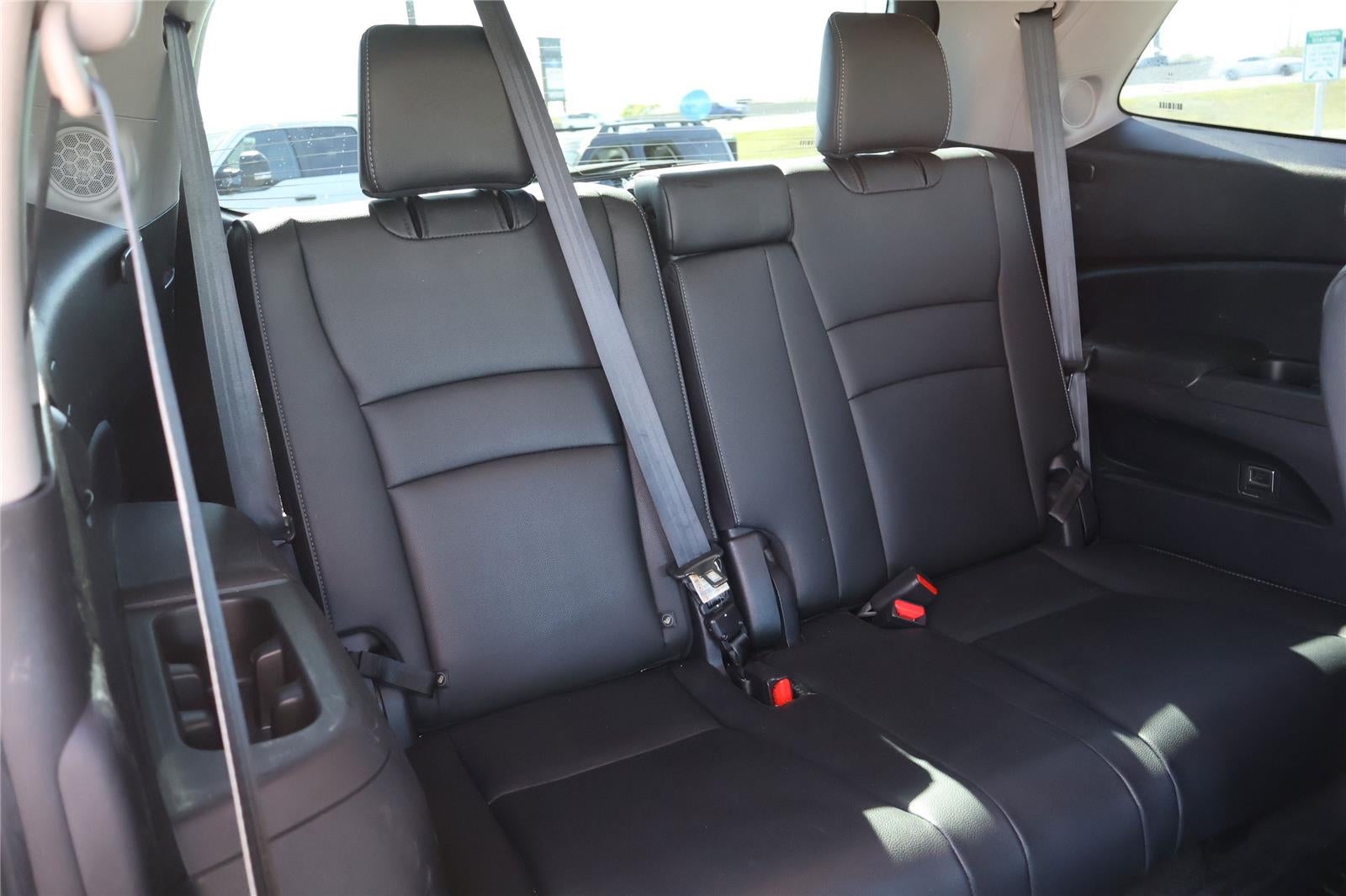 2020 Honda Pilot Touring w/Rear Captain's Chairs
