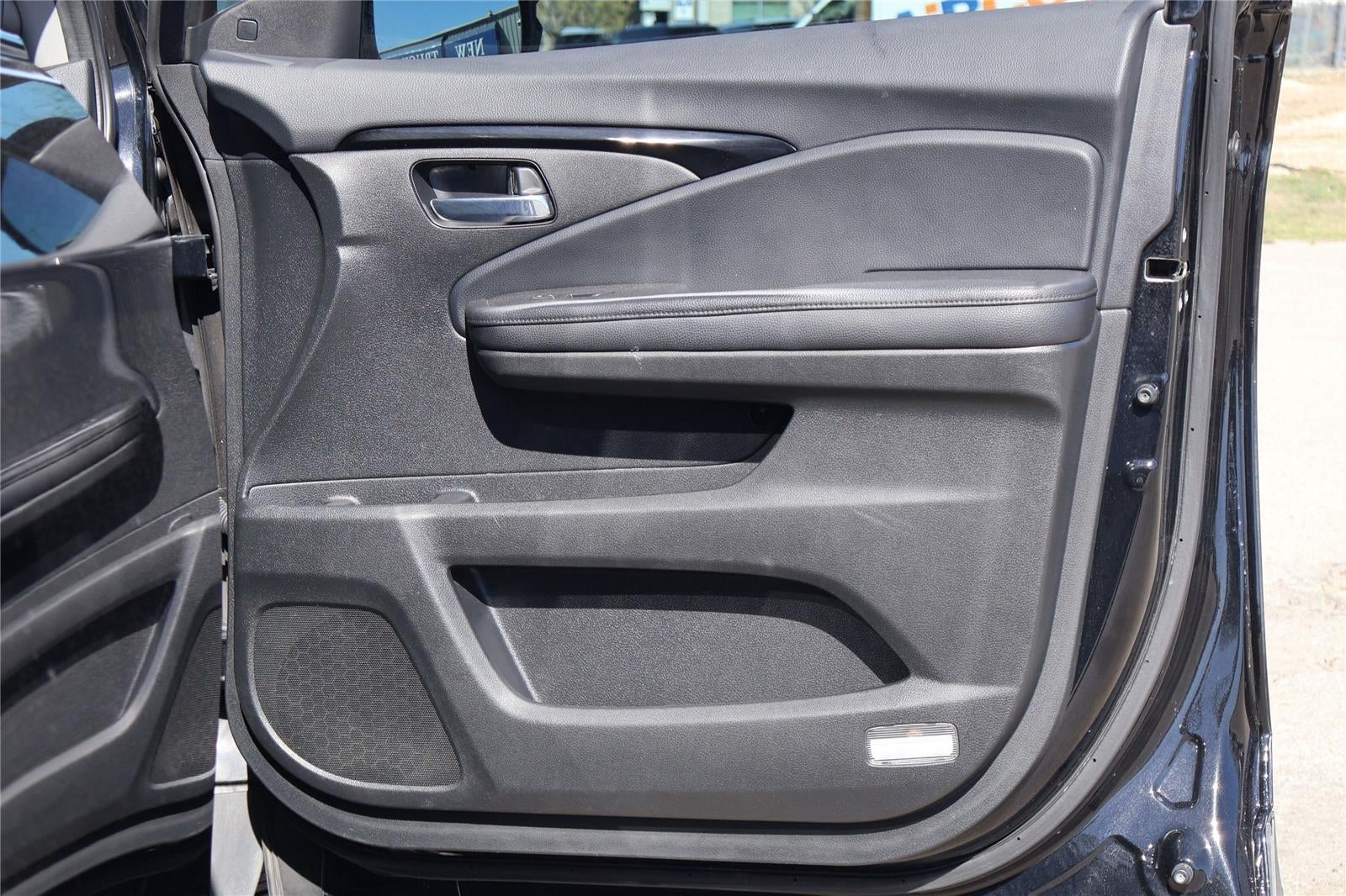 2020 Honda Pilot Touring w/Rear Captain's Chairs