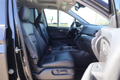 2020 Honda Pilot Touring w/Rear Captain's Chairs