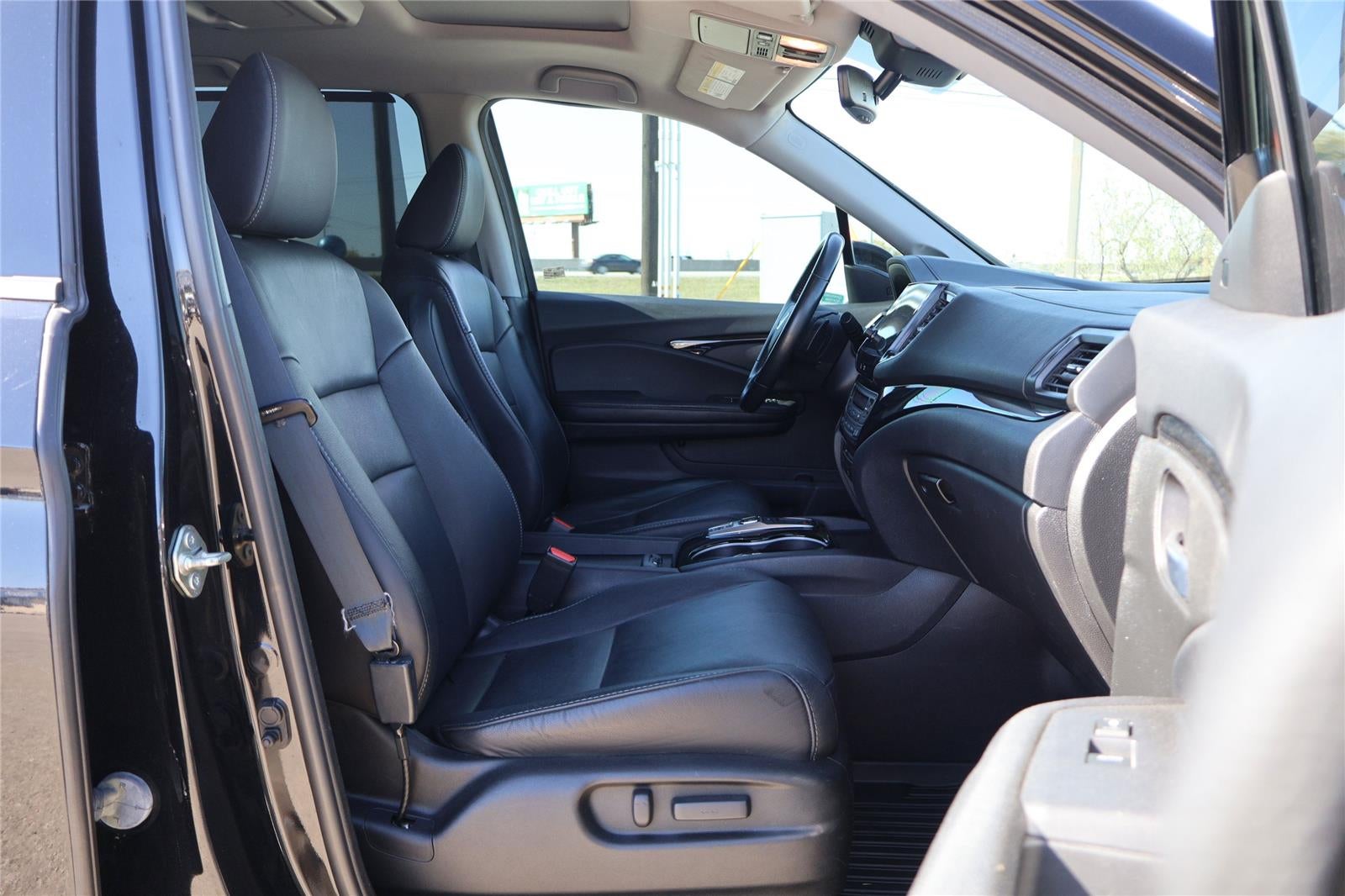 2020 Honda Pilot Touring w/Rear Captain's Chairs
