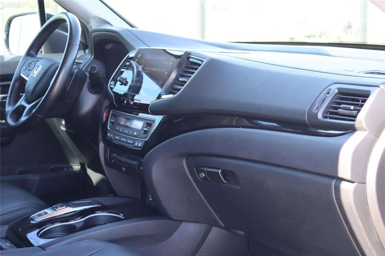 2020 Honda Pilot Touring w/Rear Captain's Chairs