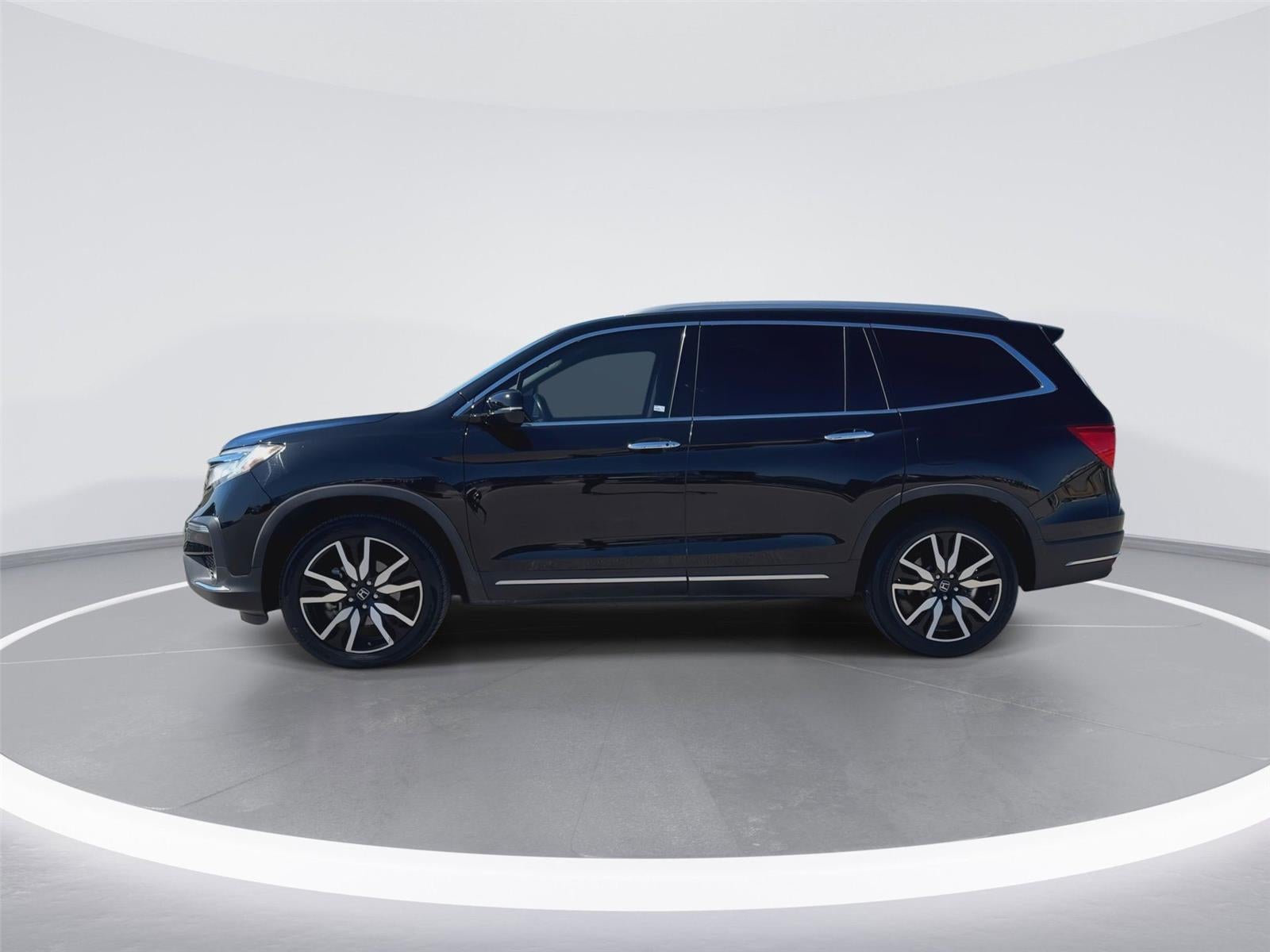 2020 Honda Pilot Touring w/Rear Captain's Chairs